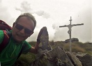 03 Alla crocetta di vetta del Pizzo Scala (2427 m) -selfie